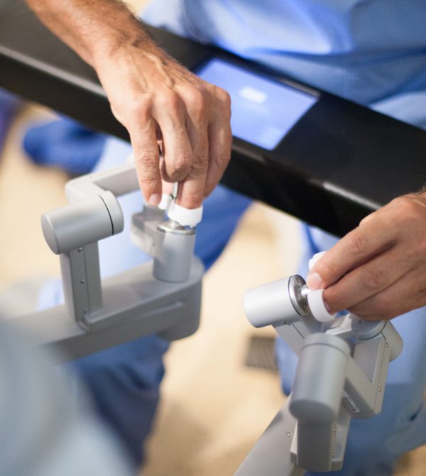 cirugía robótica en Valencia - manos
